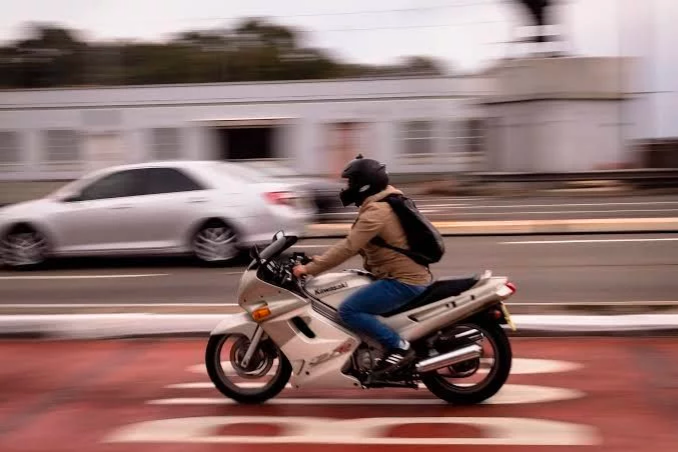VIDEO VIRAL: Motociclista se salva de la muerte al evitar un choque a toda velocidad
