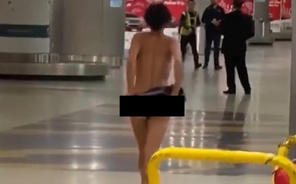 Mujer se desnuda en aeropuerto; se vuelve viral