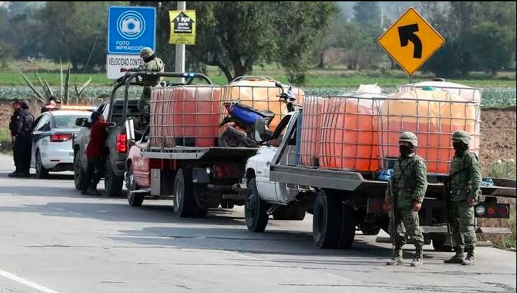 En Hidalgo, aseguran camioneta abandonada con 1600 litros de huachicol