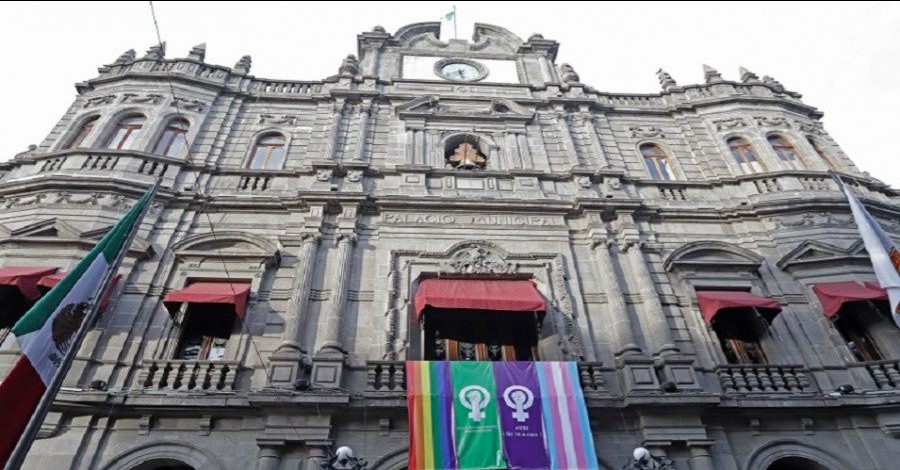 Palacio Municipal en Puebla coloca bandera comunidad LGBT en su edificio