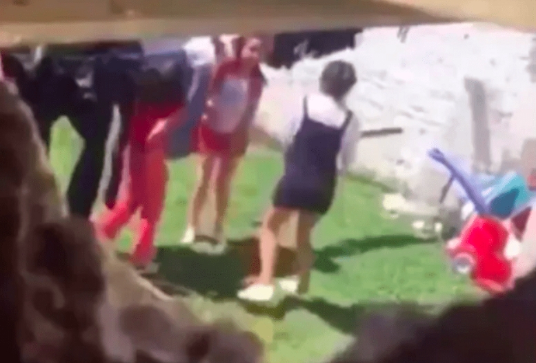 VIDEO: Mujer es captada golpeando salvajemente a dos niñas con un palo