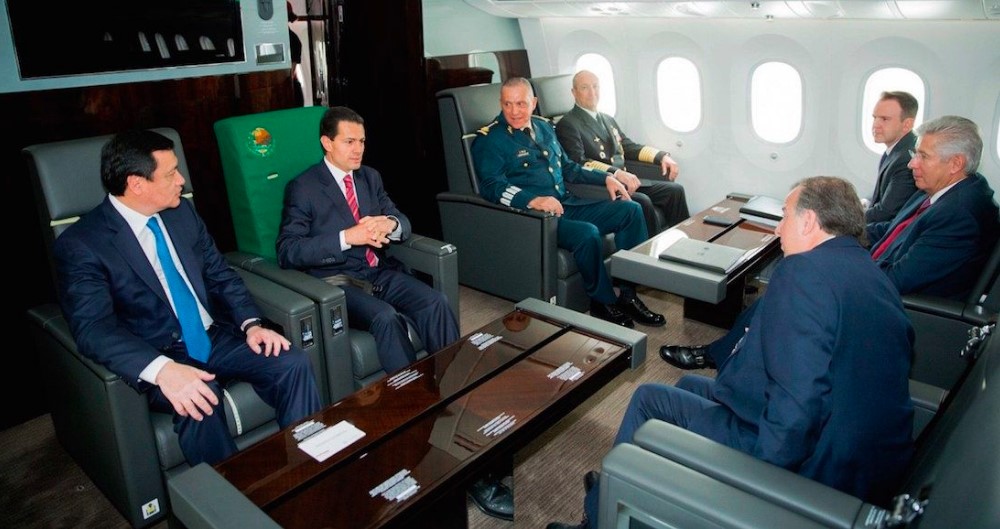 AMLO muestra las lujosas reuniones de Peña Nieto en el avión presidencial
