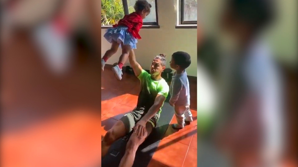 Juventus: CR7 usa a sus hijos como pesas para ejercitarse (VIDEO)