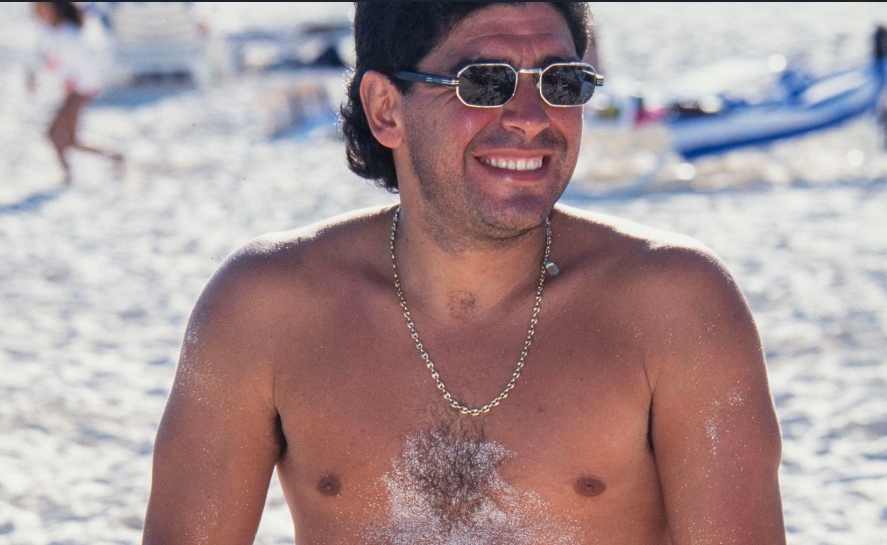 A sus 30 años, Maradona posó en las playas de Cancún para ganar dinero
