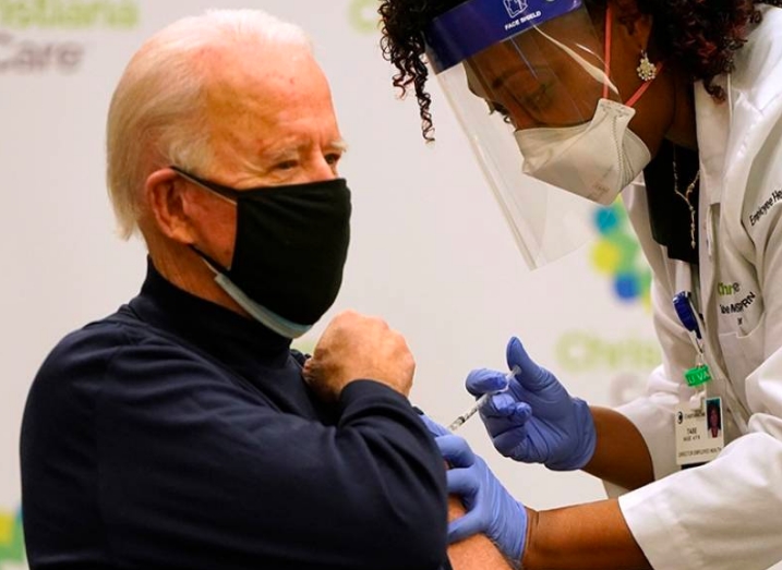 El presidente electo de EU, Joe Biden, recibe segunda dosis de vacuna contra covid-19