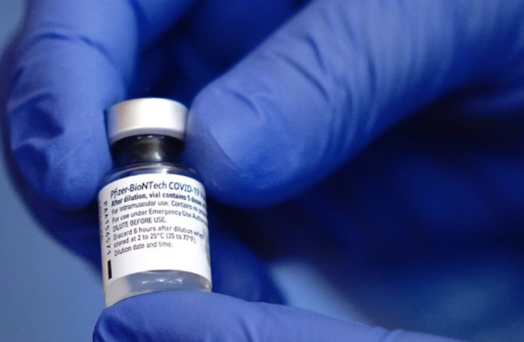 Pfizer detecta venta de vacunas falsas en México
