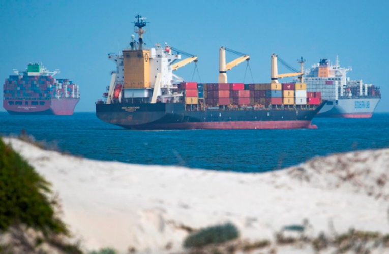 Atasco en Canal de Suez afecta aún a 119 barcos tras una semana desbloqueado
