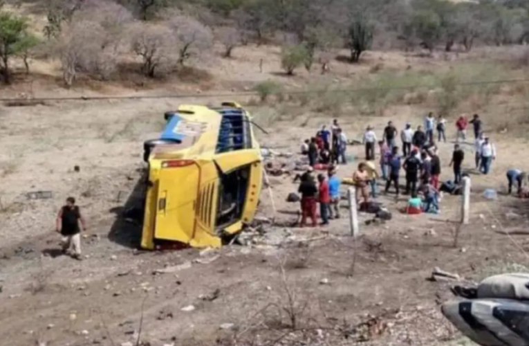 Vuelca camión de pasajeros en Puebla; 6 muertos y 24 heridos