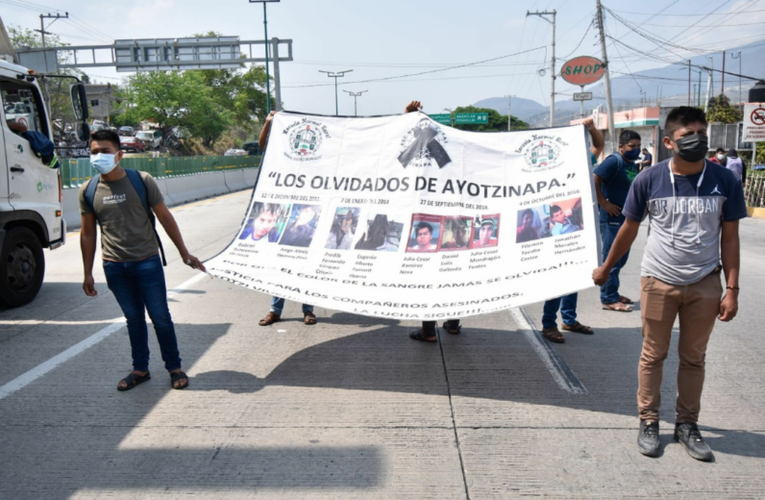 Normalistas de Ayotzinapa bloquean Autopista del Sol