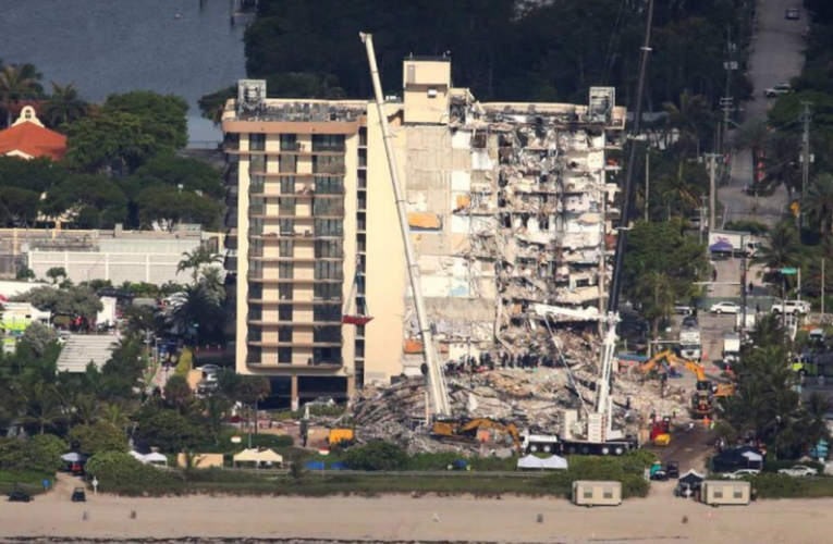 Rescatistas mexicanos ayudan en derrumbe en Miami; suman 9 muertos