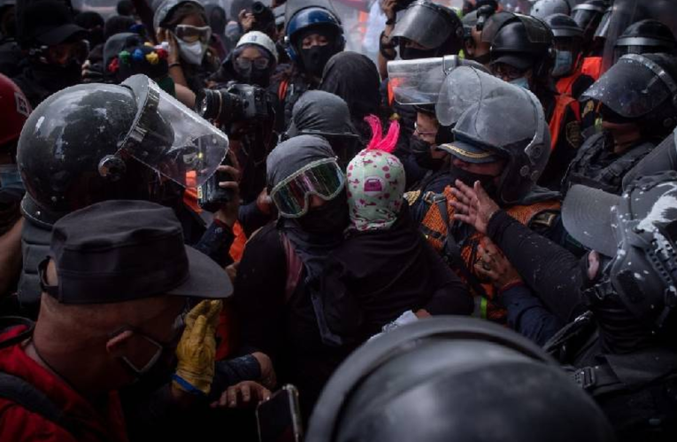 Reportan enfrentamientos entre feministas y policías