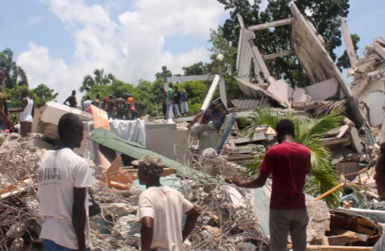 Aumenta a 724 el número de muertos por terremoto en Haití