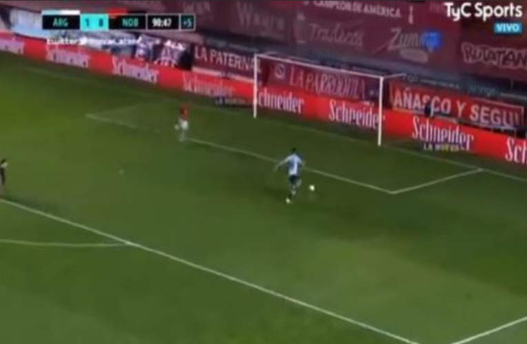 Video: Delantero falla gol sin portero y se viraliza