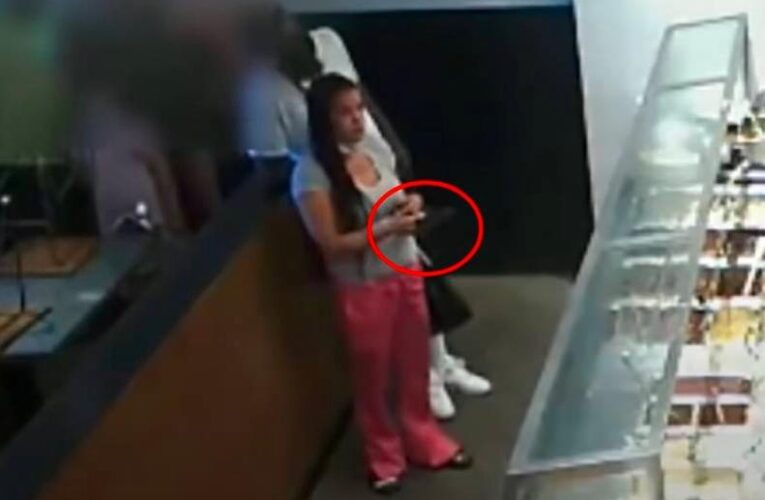 VIDEO: Mujer exige con pistola en mano que se le atienda en restaurante cerrado