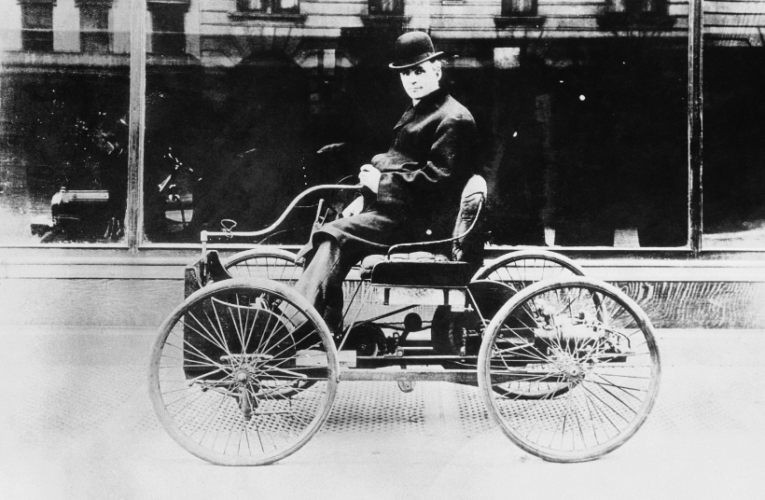 En 1908, sale a la venta por primera vez el Ford T, el coche autopropulsado de Henry Ford.