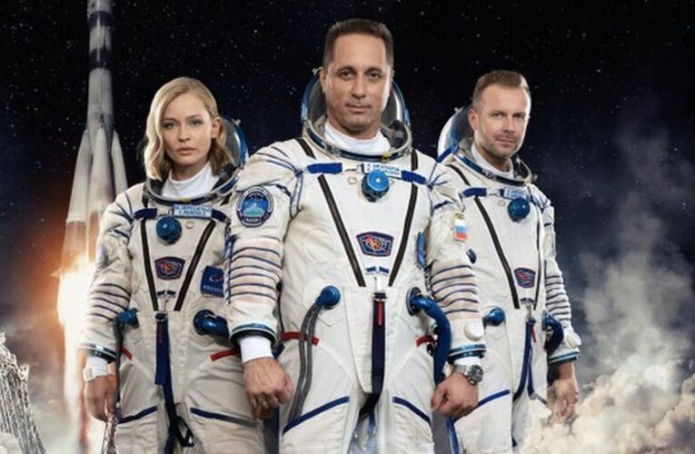 La tripulación rusa que filmará la primera película en el espacio llega a la Estación Espacial Internacional