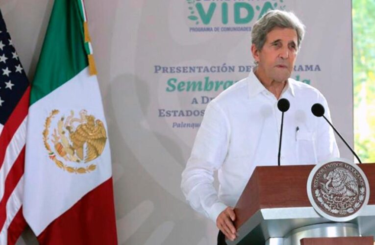 John Kerry llega a México tras controversia por dichos del embajador Ken Salazar sobre reforma eléctrica