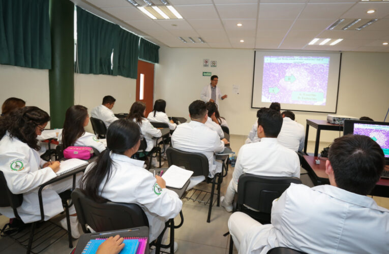 Egresa la primera generación de médicos de la UAEMex en el campus Chimalhuacán