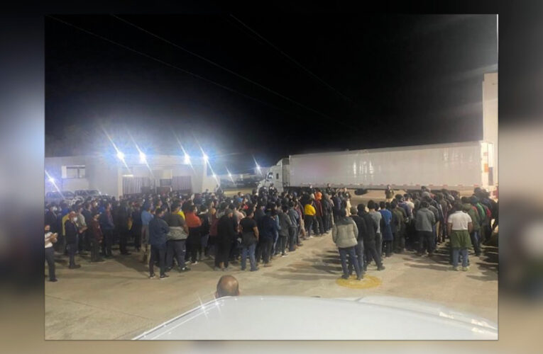 Encuentran a más de 350 migrantes hacinados en un camión en México