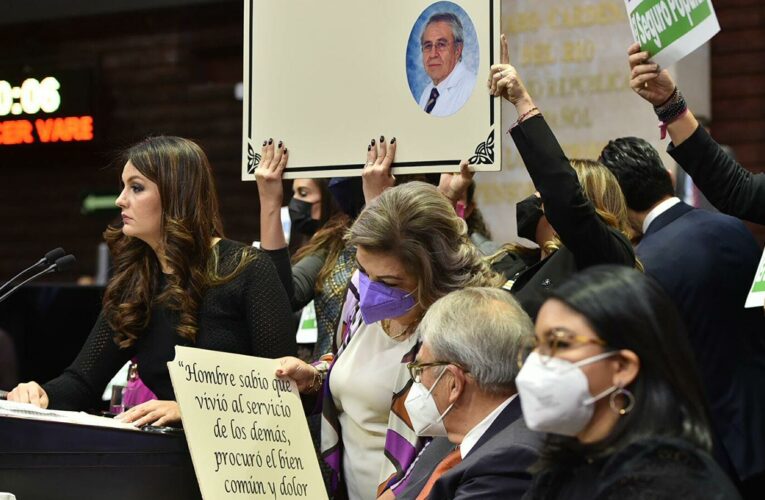 Panista regala una lápida al secretario de Salud de México por muertes por COVID-19