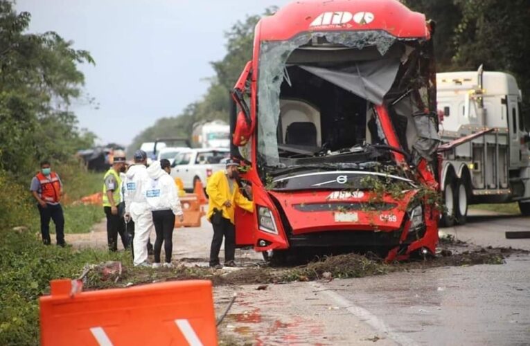 Fiscalía de Quintana Roo identifica 4 de las 8 víctimas del accidente en carretera Mérida-Cancún