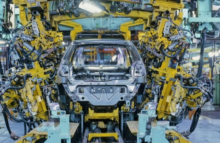 La producción de autos nuevos en México caerá 5% en 2021 por falta de chips