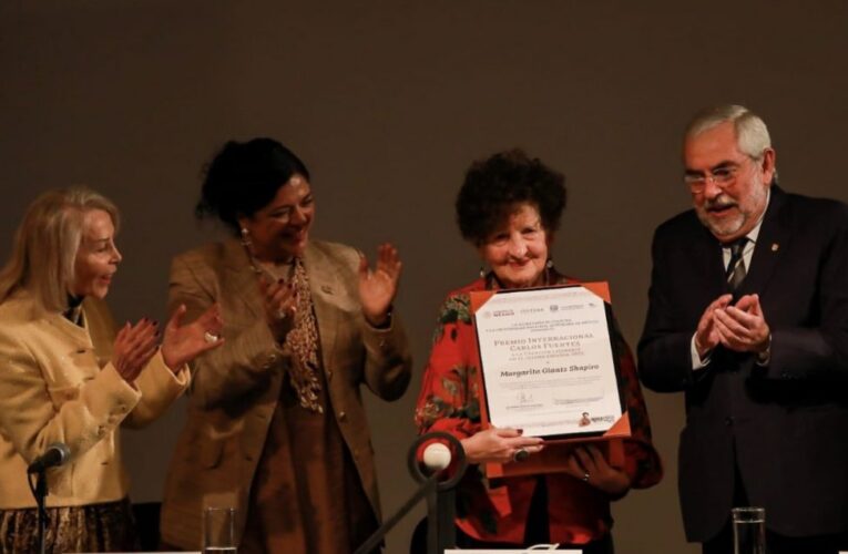 Recibe Margo Glantz el Premio Internacional Carlos Fuentes