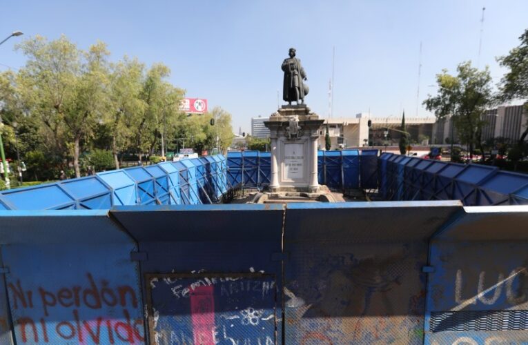 Estatua de Colón en la Ciudad de México amanece vallada en el Día de la Raza