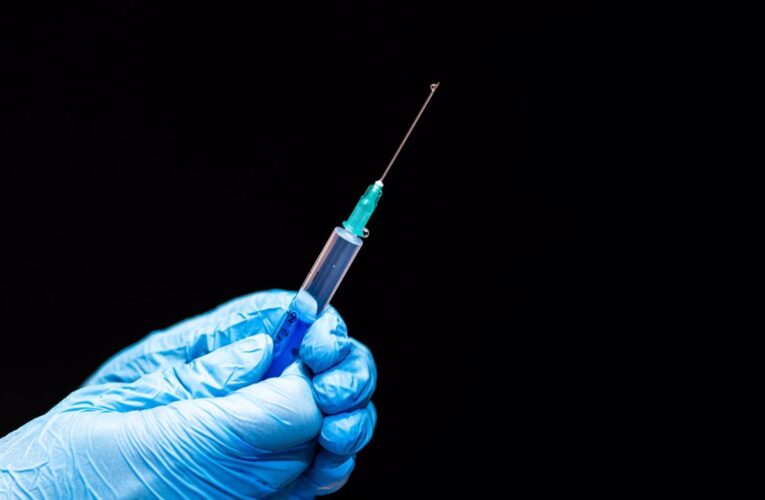 Amnistía Internacional acusa a países ricos y farmacéuticas de impedir vacunación equitativa contra COVID en 2021