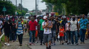 Migración de México suspende temporalmente trámites en oficina de Tapachula tras “irrupción violenta” de migrantes