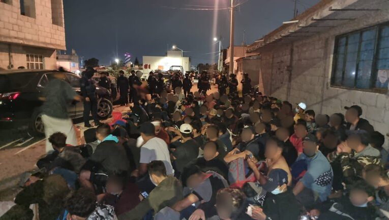 223 migrantes irregulares estaban escondidos en una vivienda en México