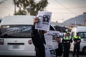 La estrategia de las familias de las jóvenes desaparecidas en México: cortar carreteras hasta encontrarlas