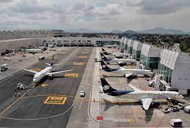 México elimina el uso obligatorio de cubrebocas en aviones y aeropuertos