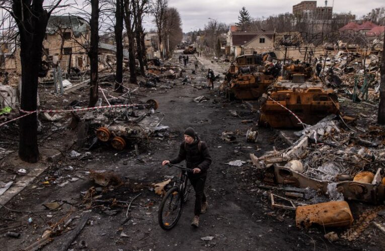 “Esto fue hecho por profesionales, probablemente británicos”: las tácticas del Kremlin para negar las atrocidades cometidas en Ucrania