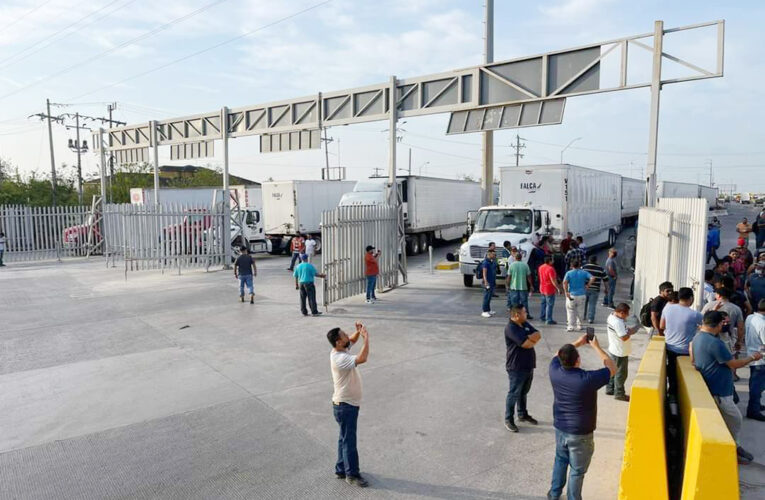 Traileros pierden cargamentos por revisiones en puente internacional Reynosa-Pharr