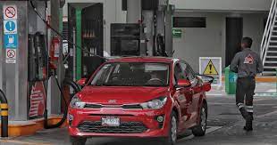 En México, gasolina es 2.45% más cara que hace un año; en EU bajó 12.34%