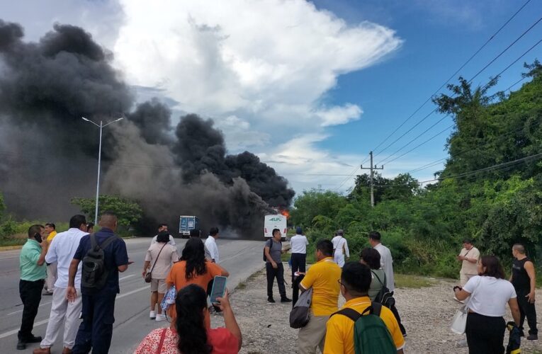 Incendio en Playa del Carmen: autobús se incendia en la federal