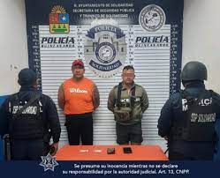 SE QUISIERON HACER PASAR POR POLICÍAS: Detienen a dos hombres por usurpación de funciones del servicio público en Playa del Carmen