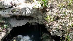 Cenote urbano ‘Rostro de Fantasma’ en Playa del Carmen, contaminado por basura