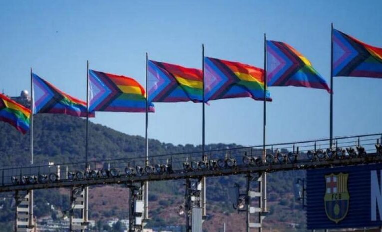 Barcelona celebra el Día Internacional del Orgullo LGBTQ+ con la bandera de arcoíris en el Camp Nou