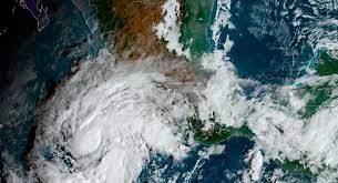 Huracán Roslyn sube a categoría 3 y se acerca a la costa pacífica de México