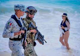 México despliega a sus militares en zonas turísticas de playa para frenar los crímenes