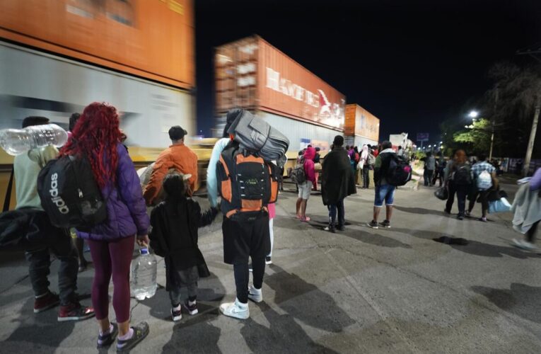 Migrantes que intentan llegar a EEUU atraviesan México en tren entre cifras históricas de migración