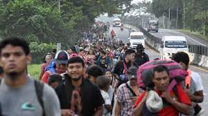 Caravana hacia EU avanza por México atrayendo a 1,000 migrantes más