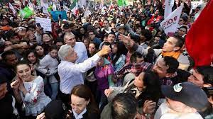 López Obrador encabeza marcha multitudinaria en México