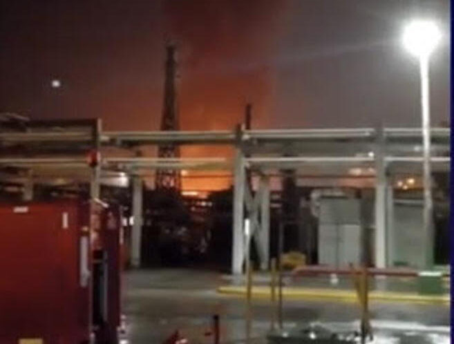 Rayo en refinería de Tamaulipas causa incendio, hay 1 muerto