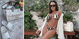 Cuánto sale el bolso Channel que Camila Homs llevó a Playa del Carmen para vacacionar con sus hijos