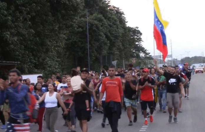 Dominicanos se unen a caravana de mil migrantes en México
