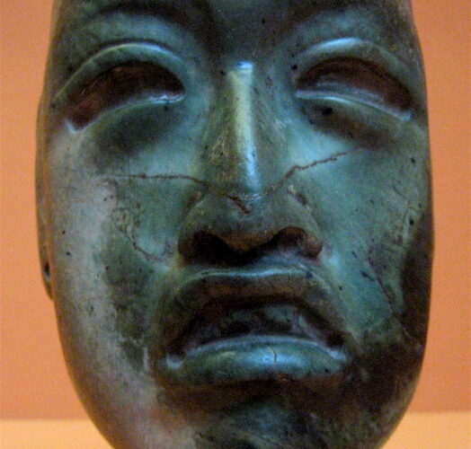 Restituyen a México una máscara olmeca de 3,500 años de antigüedad