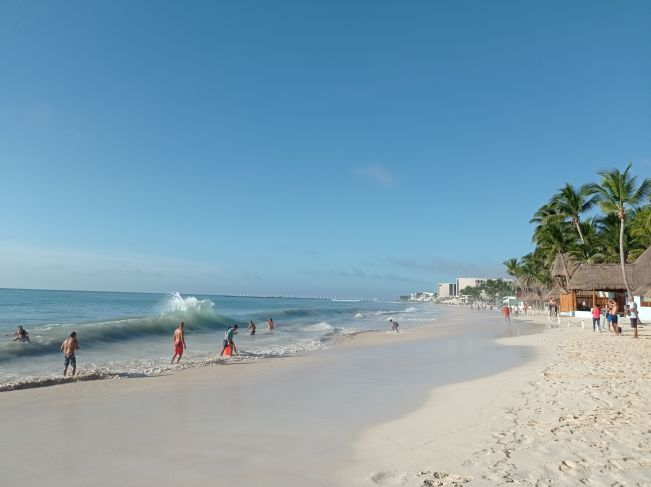 Surfistas de Playa del Carmen aprovechan oleaje provocado por ‘Ian’